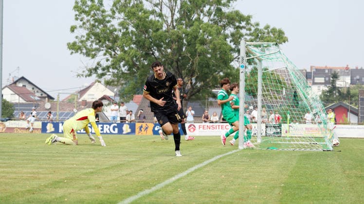 16.08.2026, xrekx, Fussball Testspiel, SV Auersmacher - SV Elversberg v.l. Luca Pfeiffer (SV Elversberg) erzielt das Tor, Treffer, scores the goal zum 0:1 (DFL DFB REGULATIONS PROHIBIT ANY USE OF PHOTOGRAPHS as IMAGE SEQUENCES and or QUASI-VIDEO) Auersmacher *** August 16, 2026, xrekx, Soccer Friendly Match, SV Auersmacher vs. SV Elversberg, Luca Pfeiffer (SV Elversberg) scores the goal, goal, scores the goal to make it 0–1 DFL DFB REGULATIONS PROHIBIT ANY USE OF PHOTOGRAPHS as IMAGE SEQUENCES and or QUASI-VIDEO Auersmacher