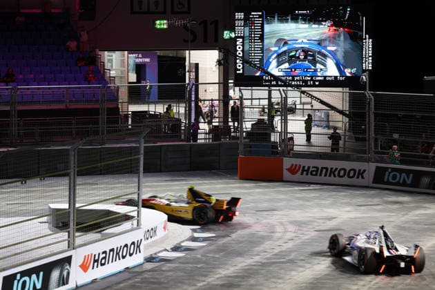 Lucas di Grassi (BRA) Lola- Yamaha und Nico Mueller (SUI) Porsche an der letzuten Lurve der Strecke, 3. freien Training Boxengasse, FIA Formel E Weltmeisterschaft, Saison 12, London E- Prix, 16.08.2026, Excel Exibition Centre, *** Lucas di Grassi (BRA) in a Lola Yamaha and Nico Mueller (SUI) in a Porsche at the final corner of the track, during free practice in the pit lane, FIA Formula E World Championship, Season 12, London E-Prix, August 16, 2026, Excel Exhibition Center,