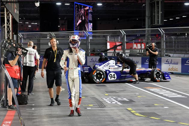Max Schoner (GER) Phsyiotherapeuth und Nico Mueller (SUI) Porsche während dahinter Teamkollege Pascal Wehrlein (GER) Porsche zurück in die Box geschoben wird, 3. freien Training Boxengasse, FIA Formel E Weltmeisterschaft, Saison 12, London E- Prix, 16.08.2026, Excel Exibition Centre, *** Max Schoner (GER), physical therapist, and Nico Mueller (SUI), Porsche, while behind them, teammate Pascal Wehrlein (GER), Porsche, is being pushed back to the pits; Free Practice 3, pit lane, FIA Formula E World Championship, Season 12, London E-Prix, August 16, 2026, Excel Exhibition Centre,