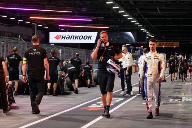 Max Schoner (GER) Phsyiotherapeuth und Pascal Wehrlein (GER) Porsche laufen nach dem 3. freien Training zusammen durch die Boxengasse, FIA Formel E Weltmeisterschaft, Saison 12, London E- Prix, 16.08.2026, Excel Exibition Centre, *** Max Schoner (GER), physical therapist, and Pascal Wehrlein (GER), Porsche driver, walk together through the pit lane after the third free practice session, FIA Formula E World Championship, Season 12, London E-Prix, August 16, 2026, Excel Exhibition Center,