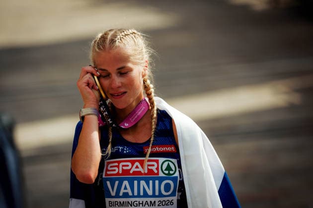 European Athletics Championships; Birmingham, 16.08.2026 Alisa Vainio aus Finnland feiert mit ihrer Medaille den Marathonsieg bei den Europameisterschaften im Leichtathletik in Birmingham am 10. August 2026. *** European Athletics Championships, Birmingham, August 16, 2026: Alisa Vainio of Finland celebrates her marathon victory with her medal at the European Athletics Championships in Birmingham on August 10, 2026 Copyright: xBEAUTIFULxSPORTS Flatemerschx