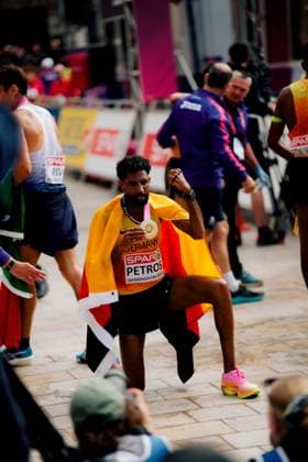 European Athletics Championships; Birmingham, 16.08.2026 Amanal Petros aus Deutschland feiert mit einer Medaille und der deutschen Flagge nach seinem Wettkampf bei den Europäischen Leichtathletik-Meisterschaften in Birmingham am 10. August 2026. *** European Athletics Championships, Birmingham, August 16, 2026: Amanal Petros of Germany celebrates with a medal and the German flag after his event at the European Athletics Championships in Birmingham on August 10, 2026 Copyright: xBEAUTIFULxSPORTS Flatemerschx