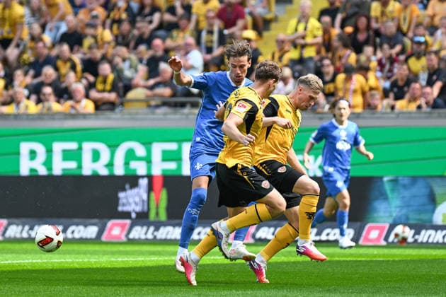 Fußball I Herren I Saison 2026-2027 I 2. Bundesliga I 2. Spieltag I SG Dynamo Dresden - SV Darmstadt 98 I 16.08.2026 Milan Smit (36 SV Darmstadt 98) scheitert an Friedrich Müller (42, SG Dynamo Dresden) und Jonas Sterner (32, SG Dynamo Dresden) Dresden Rudolf-Harbig-Stadion (Lennestr. 12) Sachsen Deutschland *** Soccer I Men s I 2026–2027 Season I 2. Bundesliga I Matchday 2 I SG Dynamo Dresden vs. SV Darmstadt 98 I August 16, 2026 Milan Smit 36 SV Darmstadt 98 falls to Friedrich Müller 42, SG Dynamo Dresden and Jonas Sterner (32), SG Dynamo Dresden, Rudolf Harbig Stadium, Lennestr. 12, Saxony, Germany Copyright: xLobeca InesxHähnelx