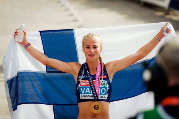 European Athletics Championships; Birmingham, 16.08.2026 Die finnische Athletin Alisa Vainio feiert mit der finnischen Flagge nach ihrem Goldmedallensieg bei den Europäischen Leichtathletik-Meisterschaften in Birmingham am 10. August 2026. *** European Athletics Championships, Birmingham, August 16, 2026: Finnish athlete Alisa Vainio celebrates with the Finnish flag after winning the gold medal at the European Athletics Championships in Birmingham on August 10, 2026 Copyright: xBEAUTIFULxSPORTS Flatemerschx