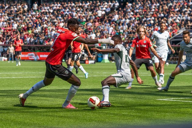 Deutschland: Fussball 2. Bundesliga, 2. Spieltag 2026 2027, Hannover 96 - VfL Wolfsburg am 16.08.2026 in Hannover (Heinz von Heiden Arena): Mustapha Bundu (Hannover 96, 7) und Sael Kumbedi (VfL Wolfsburg, 26) im Zweikampf *** German Soccer 2. Bundesliga, Matchday 2, 2026–2027, Hannover 96 vs. VfL Wolfsburg on August 16, 2026, at the Heinz von Heiden Arena in Hannover; Mustapha Bundu (Hannover 96) and Sael Kumbedi (VfL Wolfsburg) in a tackle Copyright: xSvenxHeidmannx