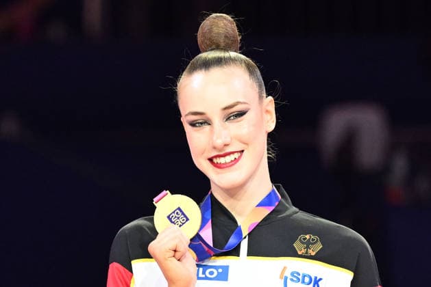 16.08.2026, xhbx, Rhythmische Sportgymnastik Weltmeisterschaft 2026, v.l. Darja Varfolomeev (Deutschland) Siegerehrung Ball Gold Frankfurt am Main *** August 16, 2026, xhbx, 2026 Rhythmic Gymnastics World Championships, from left: Darja Varfolomeev, Germany, medal ceremony, gold ball, Frankfurt am Main