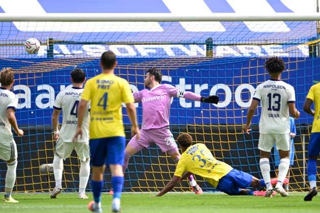 SK Beveren v RSC Anderlecht - Jupiler Pro League BEVEREN, BELGIUM - AUGUST 16 : Gomis Yoni defender of SK Beveren scoring the opening goal during the Jupiler Pro League match between SK Beveren and RSC Anderlecht on August 16, 2026 in Beveren, Belgium, 16 08 2026 Beveren Belgium  Copyright: xNicoxVereeckenx