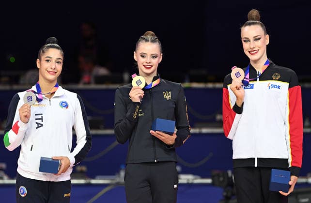 16.08.2026, xhbx, Rhythmische Sportgymnastik Weltmeisterschaft 2026, v.l. Sofia Raffaeli (Italien), Taisilia Onofriichuk (Ukraine), Darja Varfolomeev (Deutschland) Siegerehrung Reifen Frankfurt am Main *** August 16, 2026, xhbx, 2026 Rhythmic Gymnastics World Championships, from left: Sofia Raffaeli (Italy), Taisilia Onofriichuk (Ukraine), Darja Varfolomeev (Germany) – Medal Ceremony, Hoop Event, Frankfurt am Main