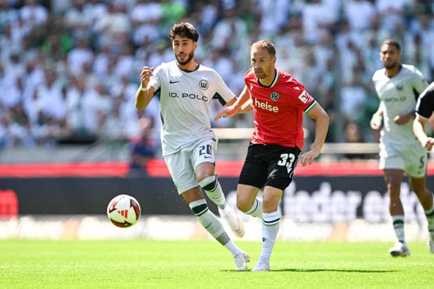 2. Bundesliga - Hannover 96 - VfL Wolfsburg am 16.08.2026 in der HDI Arena in Hannover Muhammed Damar (Wolfsburg) im Zweikampf gegen Maurice Neubauer (Hannover) *** 2. Bundesliga: Hannover 96 vs. VfL Wolfsburg on August 16, 2026, at the HDI Arena in Hannover. Muhammed Damar of Wolfsburg battles for the ball against Maurice Neubauer of Hannover. MT