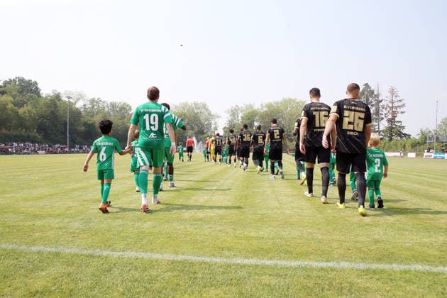 16.08.2026, xrekx, Fussball Testspiel, SV Auersmacher - SV Elversberg v.l. Einlauf der Mannschaften (DFL DFB REGULATIONS PROHIBIT ANY USE OF PHOTOGRAPHS as IMAGE SEQUENCES and or QUASI-VIDEO) Auersmacher *** August 16, 2026, xrekx, Soccer Friendly Match, SV Auersmacher vs. SV Elversberg – Teams Entering the Field DFL DFB REGULATIONS PROHIBIT ANY USE OF PHOTOGRAPHS AS IMAGE SEQUENCES AND OR QUASI-VIDEO Auersmacher