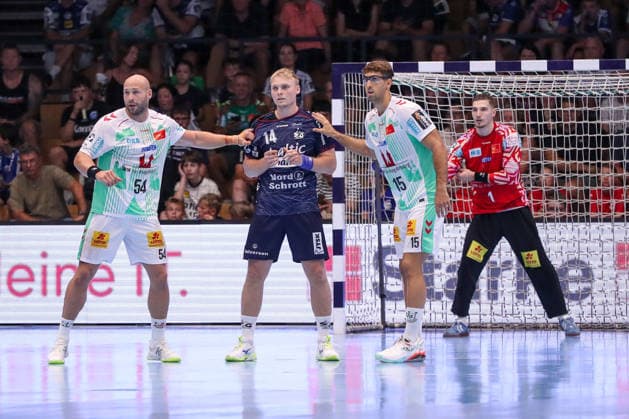 16.08.2026, xgox, Handball - Wartburg Cup SC Magdeburg - SG Flensburg-Handewitt emspor, v.l. Oscar Bergendahl (Magdeburg, 54), Emil Bergholt (Flensburg, 14), Antonio Serradilla (Magdeburg, 15) Zweikampf, Duell, Kampf, tackle Eisenach *** August 16, 2026, xgox, Handball Wartburg Cup SC Magdeburg vs. SG Flensburg Handewitt emspor, from left: Oscar Bergendahl (Magdeburg), 54, Emil Bergholt (Flensburg), 14, Antonio Serradilla (Magdeburg), 15; duel, battle, tackle, Eisenach