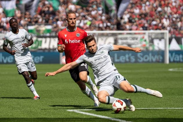Deutschland: Fussball 2. Bundesliga, 2. Spieltag 2026 2027, Hannover 96 - VfL Wolfsburg am 16.08.2026 in Hannover (Heinz von Heiden Arena): Elvis Rexhbecaj (VfL Wolfsburg, 37) und Maurice Neubauer (Hannover 96, 33) im Zweikampf *** German Soccer 2. Bundesliga, Matchday 2, 2026–2027, Hannover 96 vs. VfL Wolfsburg on August 16, 2026, at the Heinz von Heiden Arena in Hannover: Elvis Rexhbecaj (VfL Wolfsburg, 37) and Maurice Neubauer (Hannover 96, 33) in a tackle Copyright: xSvenxHeidmannx