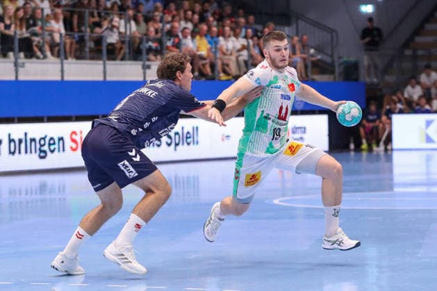 16.08.2026, xgox, Handball - Wartburg Cup SC Magdeburg - SG Flensburg-Handewitt emspor, v.l. Niclas Kirkelokke (Kirkelökke, Flensburg, 5), Elvar Oern Jonsson (Magdeburg, 19) Zweikampf, Duell, Kampf, tackle Eisenach *** August 16, 2026, xgox, Handball Wartburg Cup SC Magdeburg vs. SG Flensburg Handewitt emspor, from left: Niclas Kirkelokke Kirkelökke, Flensburg, 5, Elvar Oern Jonsson, Magdeburg, 19, duel, battle, tackle, Eisenach