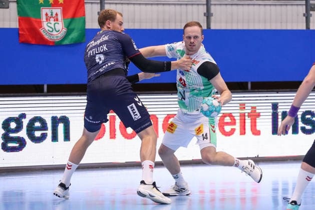 16.08.2026, xgox, Handball - Wartburg Cup SC Magdeburg - SG Flensburg-Handewitt emspor, v.l. Simon Pytlick (Flensburg, 2), Omar Ingi Magnusson (Magdeburg, 14) Zweikampf, Duell, Kampf, tackle Eisenach *** August 16, 2026, xgox, Handball Wartburg Cup: SC Magdeburg vs. SG Flensburg Handewitt, emspor; from left: Simon Pytlick (Flensburg), 2; Omar Ingi Magnusson (Magdeburg), 14; duel, battle, tackle, Eisenach