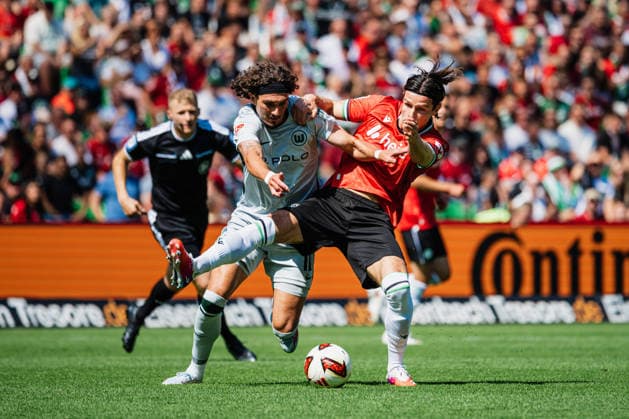 2. Bundesliga: Hannover 96 vs. VfL Wolfsburg, 16.08.2026 Fraser Hornby (VfL Wolfsburg, 10) gegen Jean Hugonet (Hannover 96, 4) im Zweikampf; Fußball, 2. Bundesliga, 2. Spieltag: Hannover 96 vs. VfL Wolfsburg am 16.08.2026 in der Heinz von Heiden Arena, Hannover DFL REGULATIONS PROHIBIT ANY USE OF PHOTOGRAPHS AS IMAGE SEQUENCES AND OR QUASI-VIDEO. *** 2. Bundesliga: Hannover 96 vs. VfL Wolfsburg, August 16, 2026—Fraser Hornby (VfL Wolfsburg, No. 10) battles Jean Hugonet (Hannover 96, No. 4) in a tackle. Soccer, 2. Bundesliga, Matchday 2: Hannover 96 vs. VfL Wolfsburg on August 16, 2026, at the Heinz von Heiden Arena, Hannover. DFL regulations prohibit any use of photographs as image sequences and or quasi-video. Copyright: xBEAUTIFULxSPORTS Tonhäuserx
