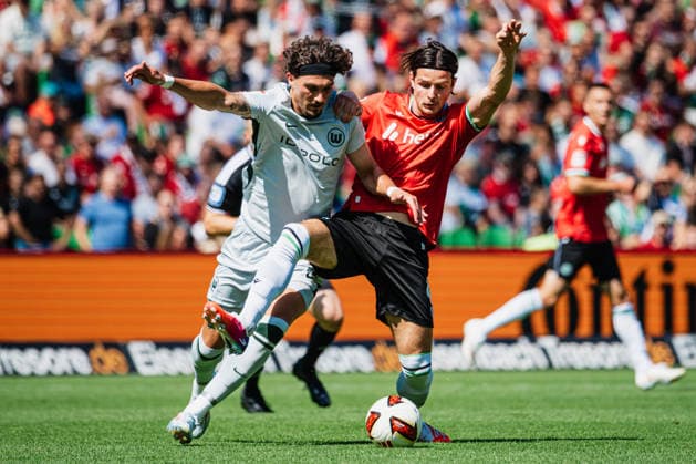2. Bundesliga: Hannover 96 vs. VfL Wolfsburg, 16.08.2026 Fraser Hornby (VfL Wolfsburg, 10) gegen Jean Hugonet (Hannover 96, 4) im Zweikampf; Fußball, 2. Bundesliga, 2. Spieltag: Hannover 96 vs. VfL Wolfsburg am 16.08.2026 in der Heinz von Heiden Arena, Hannover DFL REGULATIONS PROHIBIT ANY USE OF PHOTOGRAPHS AS IMAGE SEQUENCES AND OR QUASI-VIDEO. *** 2. Bundesliga: Hannover 96 vs. VfL Wolfsburg, August 16, 2026—Fraser Hornby (VfL Wolfsburg, No. 10) battles Jean Hugonet (Hannover 96, No. 4) in a tackle. Soccer, 2. Bundesliga, Matchday 2: Hannover 96 vs. VfL Wolfsburg on August 16, 2026, at the Heinz von Heiden Arena, Hannover. DFL regulations prohibit any use of photographs as image sequences and or quasi-video. Copyright: xBEAUTIFULxSPORTS Tonhäuserx