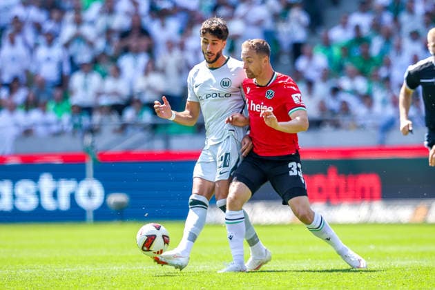 2026.08.16, xkwix, Fußball, 2. Bundesliga, Hannover 96 - VfL Wolfsburg, Heinz von Heiden Arena, 2.Spieltag, Saison 2026 2027: Muhammed Damar (VfL Wolfsburg 20) im Zweikampf gegen Maurice Neubauer (Hannover 96 33) DFB regulations prohibit any use of photographs as image sequences and or quasi-video. Photo: xKamilxWilkowskixPressefotoKochx Niedersachsen Deutschland *** August 16, 2026, xkwix, Soccer, 2. Bundesliga, Hannover 96 vs. VfL Wolfsburg, Heinz von Heiden Arena, Matchday 2, 2026–2027 season: Muhammed Damar (VfL Wolfsburg, No. 20) in a tackle against Maurice Neubauer (Hannover 96, No. 33). DFB regulations prohibit any use of photographs as image sequences and or quasi-video. Photo: xKamilxWilkowskixPressefotoKochx, Lower Saxony, Germany