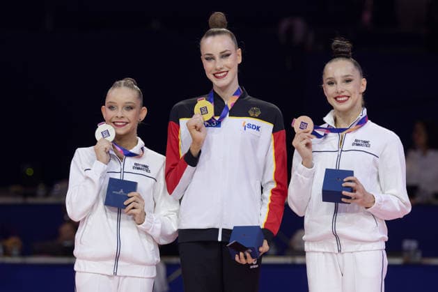 Weltmeisterschaft der Rhythmischen Sportgymnastik Siegerehrung Ball. Von links Sofia Ilteriakova (World Gymnastics), Darja Varfolomeev (Deutschland) und Mariia Borisova (World Gymnastics). Weltmeisterschaft der Rhythmischen Sportgymnastik vom 11. bis zum 16. August in der Festhalle in Frankfurt am Main. Einzelfinale., Frankfurt am Main Hessen Deutschland Festhalle *** World Rhythmic Gymnastics Championships Awards Ceremony Ball From left: Sofia Ilteriakova (World Gymnastics), Darja Varfolomeev (Germany), and Mariia Borisova (World Gymnastics). Rhythmic Gymnastics World Championships, August 11–16 at the Festhalle in Frankfurt am Main. Individual finals, Frankfurt am Main, Hesse, Germany, Festhalle