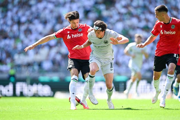 2. Bundesliga - Hannover 96 - VfL Wolfsburg am 16.08.2026 in der HDI Arena in Hannover Fabian Reese (Wolfsburg) im Zweikampf gegen Jean Hugonet (Hannover) *** 2. Bundesliga: Hannover 96 vs. VfL Wolfsburg on August 16, 2026, at the HDI Arena in Hannover; Fabian Reese (Wolfsburg) in a tackle against Jean Hugonet (Hannover) MT