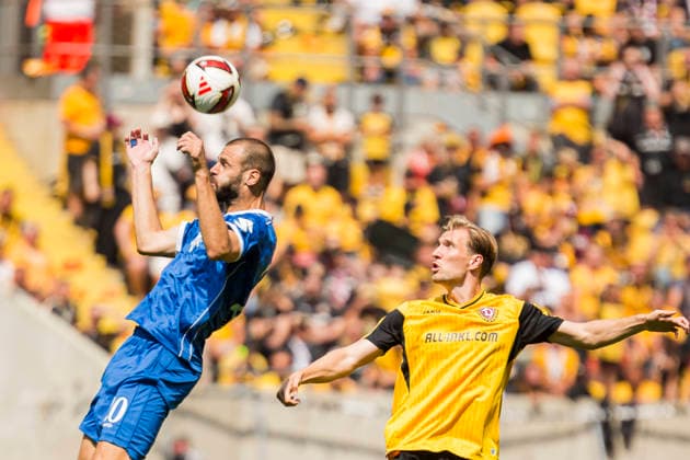Sport Bilder des Tages 16.08.2026, xomx, Fussball 2.Bundesliga, Dynamo Dresden - SV Darmstadt 98 v.l. Aleksandar Vukotic (SV Darmstadt 98) mit dem Kopf am Ball. Kopfball. Vincent Vermeij (Dynamo Dresden) (DFL DFB REGULATIONS PROHIBIT ANY USE OF PHOTOGRAPHS as IMAGE SEQUENCES and or QUASI-VIDEO) Dresden *** August 16, 2026, xomx, Soccer 2. Bundesliga, Dynamo Dresden vs. SV Darmstadt 98 – Aleksandar Vukotic, SV Darmstadt 98, heads the ball; Vincent Vermeij, Dynamo Dresden. DFL DFB regulations prohibit any use of photographs as image sequences and or quasi-video. Dresden