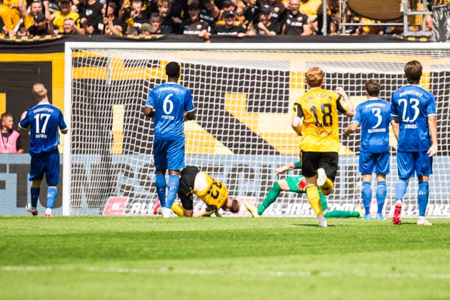 16.08.2026, xomx, Fussball 2.Bundesliga, Dynamo Dresden - SV Darmstadt 98 v.l. jubelt, Torjubel, Tor, Goal, Jubel, Freude, freuen zum 1:0 durch Jonas Sterner (Dynamo Dresden) (DFL DFB REGULATIONS PROHIBIT ANY USE OF PHOTOGRAPHS as IMAGE SEQUENCES and or QUASI-VIDEO) Dresden *** August 16, 2026, xomx, Soccer 2. Bundesliga, Dynamo Dresden vs. SV Darmstadt 98, celebration, goal celebration, goal, celebration, joy, rejoicing over the 1–0 lead by Jonas Sterner, Dynamo Dresden. DFL and DFB regulations prohibit any use of photographs as image sequences and or quasi-video. Dresden