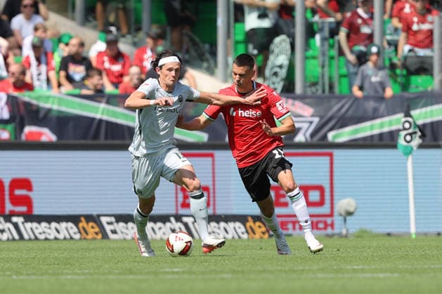 16.08.2026, xtgx, Fussball 2. Bundesliga, Hannover 96 - VfL Wolfsburg, v.l. Fabian Reese (Wolfsburg, 11) Bastian Allgeier (Hannover, 17) Zweikampf, Duell, Kampf, tackle (DFL DFB REGULATIONS PROHIBIT ANY USE OF PHOTOGRAPHS as IMAGE SEQUENCES and or QUASI-VIDEO) Hannover *** August 16, 2026, xtgx, Soccer 2. Bundesliga, Hannover 96 vs. VfL Wolfsburg, from left: Fabian Reese (Wolfsburg), 11 Bastian Allgeier (Hannover), 17: Tackle, duel, battle, DFL and DFB regulations prohibit any use of photographs as image sequences and or quasi-video Hannover