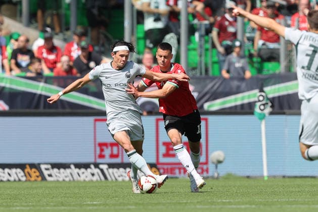 16.08.2026, xtgx, Fussball 2. Bundesliga, Hannover 96 - VfL Wolfsburg, v.l. Fabian Reese (Wolfsburg, 11) Bastian Allgeier (Hannover, 17) Zweikampf, Duell, Kampf, tackle (DFL DFB REGULATIONS PROHIBIT ANY USE OF PHOTOGRAPHS as IMAGE SEQUENCES and or QUASI-VIDEO) Hannover *** August 16, 2026, xtgx, Soccer 2. Bundesliga, Hannover 96 vs. VfL Wolfsburg, from left: Fabian Reese (Wolfsburg), 11 Bastian Allgeier (Hannover), 17: Tackle, duel, battle, DFL and DFB regulations prohibit any use of photographs as image sequences and or quasi-video Hannover