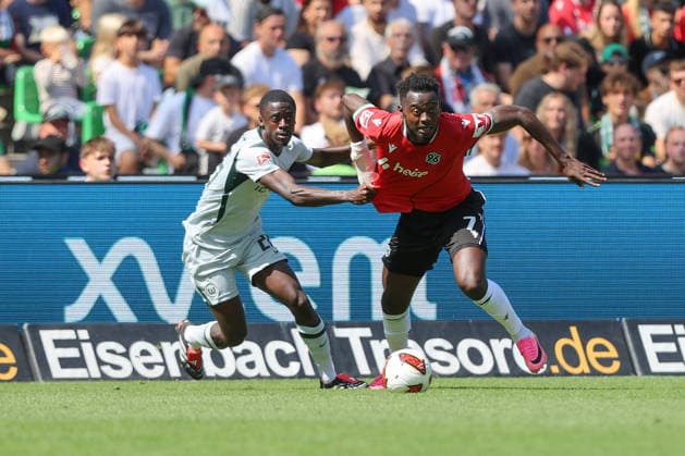 16.08.2026, xtgx, Fussball 2. Bundesliga, Hannover 96 - VfL Wolfsburg, v.l. Sael Kumbedi (Wolfsburg, 26) Mustapha Bundu (Hannover, 7) Zweikampf, Duell, Kampf, tackle (DFL DFB REGULATIONS PROHIBIT ANY USE OF PHOTOGRAPHS as IMAGE SEQUENCES and or QUASI-VIDEO) Hannover *** August 16, 2026, xtgx, Soccer 2. Bundesliga, Hannover 96 vs. VfL Wolfsburg, from left: Sael Kumbedi (Wolfsburg), 26 Mustapha Bundu (Hannover), 7 tackle, duel, battle, tackle DFL DFB REGULATIONS PROHIBIT ANY USE OF PHOTOGRAPHS as IMAGE SEQUENCES and or QUASI-VIDEO Hannover