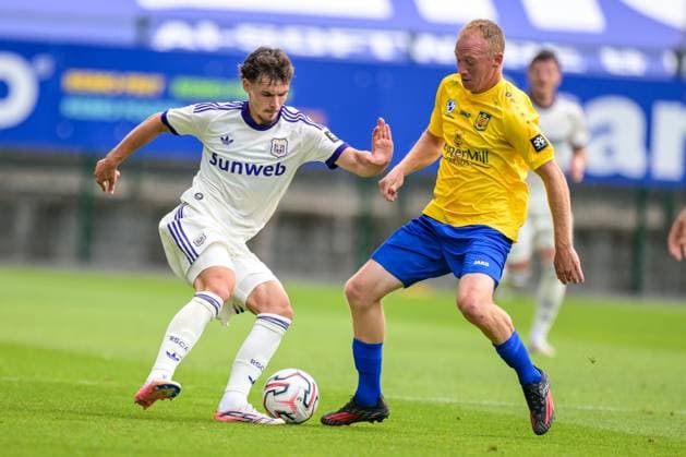 Anderlecht s Lukas Ambros and Beveren s Christian Bruls fight for the ball during a soccer match between SK Beveren and Royal Sporting Club Anderlecht, Sunday 16 August 2026 in Beveren, on day 2 of the 2026-2027 Jupiler Pro League first division of the Belgian championship. DAVIDxPINTENS  x183518559x