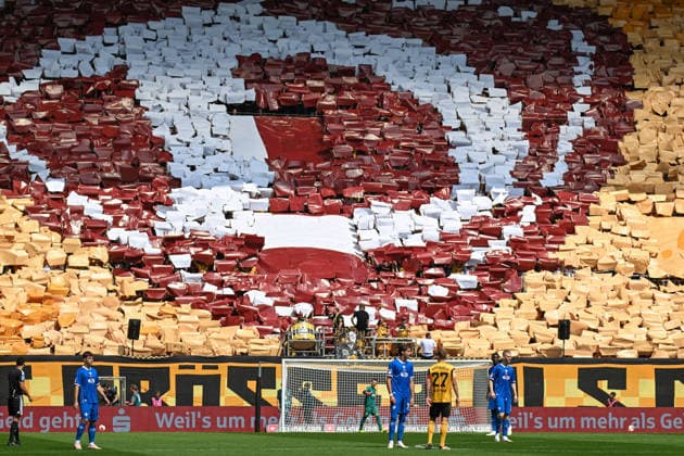 Fußball I Herren I Saison 2026-2027 I 2. Bundesliga I 2. Spieltag I SG Dynamo Dresden - SV Darmstadt 98 I 16.08.2026 Anstoß in Dresden, im Hintergrund prangt das riesige Logo von Dynamo Dresden im Block der Ultras Dresden Rudolf-Harbig-Stadion (Lennestr. 12) Sachsen Deutschland *** Soccer I Men’s I 2026–2027 Season I 2. Bundesliga I Matchday 2 I SG Dynamo Dresden vs. SV Darmstadt 98 I August 16, 2026 Kickoff in Dresden, with the huge Dynamo Dresden logo prominently displayed in the background in the Ultras Dresden section at Rudolf Harbig Stadium, Lennestr. 12, Saxony, Germany Copyright: xLobeca InesxHähnelx