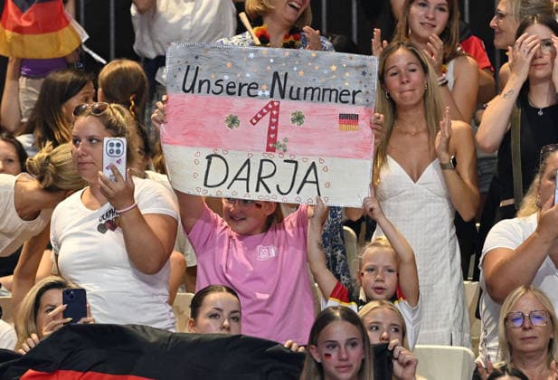 Sport Bilder des Tages 16.08.2026, xhbx, Rhythmische Sportgymnastik Weltmeisterschaft 2026, v.l. Fanplakat für Darja Varfolomeev (Deutschland) Frankfurt am Main *** August 16, 2026, xhbx, 2026 Rhythmic Gymnastics World Championships, from left: Fan poster for Darja Varfolomeev, Germany, Frankfurt am Main