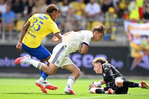SK Beveren v RSC Anderlecht - Jupiler Pro League BEVEREN, BELGIUM - AUGUST 16 : Sikan Danylo forward of RSC Anderlecht is fighting for the ball with Gomis Yoni defender of SK Beveren and Schenk Johannes goalkeeper of SK Beveren during the Jupiler Pro League match between SK Beveren and RSC Anderlecht on August 16, 2026 in Beveren, Belgium, 16 08 2026 Beveren Belgium  Copyright: xNicoxVereeckenx