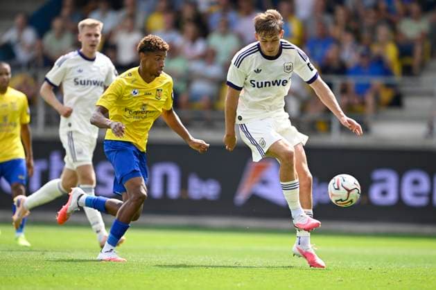 SK Beveren v RSC Anderlecht - Jupiler Pro League BEVEREN, BELGIUM - AUGUST 16 : Sikan Danylo forward of RSC Anderlecht controls the ball in front of Gomis Yoni defender of SK Beveren during the Jupiler Pro League match between SK Beveren and RSC Anderlecht on August 16, 2026 in Beveren, Belgium, 16 08 2026 Beveren Belgium  Copyright: xNicoxVereeckenx