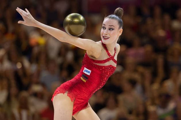 Weltmeisterschaft der Rhythmischen Sportgymnastik Darja Varfolomeev (Deutschland) wird Weltmeisterin im Finale mit dem Ball. Weltmeisterschaft der Rhythmischen Sportgymnastik vom 11. bis zum 16. August in der Festhalle in Frankfurt am Main. Einzelfinale., Frankfurt am Main Hessen Deutschland Festhalle *** World Rhythmic Gymnastics Championships: Darja Varfolomeev of Germany Wins World Title in the Ball Final World Rhythmic Gymnastics Championships, August 11–16 at the Festhalle in Frankfurt am Main Individual Finals, Frankfurt am Main, Hesse, Germany, Festhalle