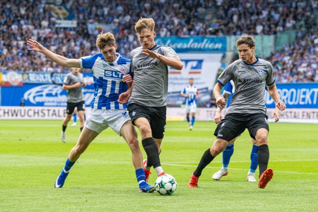 Rostock, Deutschland 16. August 2026: 3. Liga - 2026 2027 - Sp. 2 - FC Hansa Rostock gegen SV Waldhof Mannheim Im Bild: v. li. im Zweikampf Bernie Lennemann (Hansa Rostock) und Moritz Polte (Waldhof Mannheim) *** Rostock, Germany, August 16, 2026; 3. Liga 2026–2027, Matchday 2: FC Hansa Rostock vs. SV Waldhof Mannheim. Pictured, from left, in a tackle: Bernie Lennemann of Hansa Rostock and Moritz Polte of Waldhof Mannheim. Copyright: xFotostandx xVoelkerx