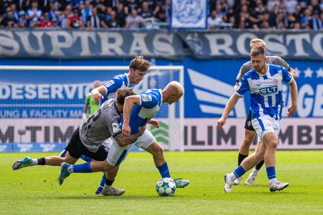 Rostock, Deutschland 16. August 2026: 3. Liga - 2026 2027 - Sp. 2 - FC Hansa Rostock gegen SV Waldhof Mannheim Im Bild: v. li. im Zweikampf Vincent Thill (Waldhof Mannheim) und h *** Rostock, Germany, August 16, 2026; 3. Liga 2026–2027, Matchday 2: FC Hansa Rostock vs. SV Waldhof Mannheim. Pictured, from left, in a tackle: Vincent Thill of Waldhof Mannheim and h Copyright: xFotostandx xVoelkerx