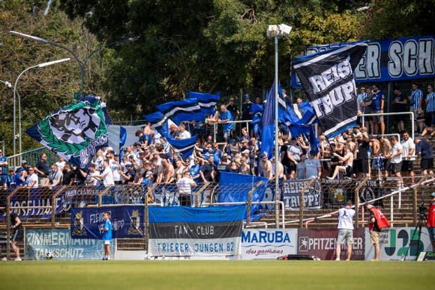 16.08.2026, xhettx, Fussball Regionalliga Suedwest, VfR Mannheim - Eintracht Trier v.l. Gästefans aus Trier (DFL DFB REGULATIONS PROHIBIT ANY USE OF PHOTOGRAPHS as IMAGE SEQUENCES and or QUASI-VIDEO) *** August 16, 2026, xhettx, Regionalliga Southwest soccer, VfR Mannheim vs. Eintracht Trier – Away fans from Trier. DFL and DFB regulations prohibit any use of photographs as image sequences and or quasi-video.