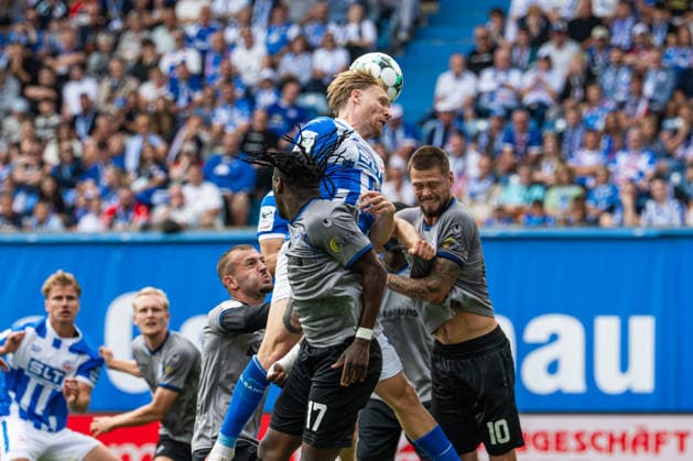 Rostock, Deutschland 16. August 2026: 3. Liga - 2026 2027 - Sp. 2 - FC Hansa Rostock gegen SV Waldhof Mannheim Im Bild: 2.v.li. Andreas Voglsammer (Hansa Rostock) im Kopfballduell *** Rostock, Germany, August 16, 2026; 3. Liga 2026–2027, Matchday 2: FC Hansa Rostock vs. SV Waldhof Mannheim; Pictured, second from left: Andreas Voglsammer of Hansa Rostock in a header duel Copyright: xFotostandx xVoelkerx