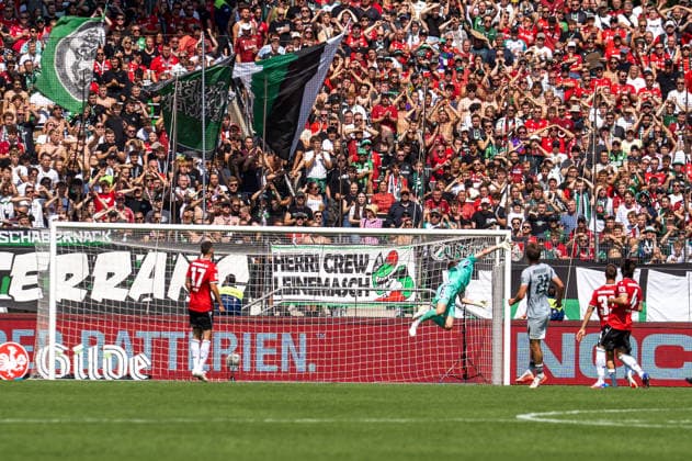 Deutschland: Fussball 2. Bundesliga, 2. Spieltag 2026 2027, Hannover 96 - VfL Wolfsburg am 16.08.2026 in Hannover (Heinz von Heiden Arena): Chance Schuss Torschuss Joakim Maehle (VfL Wolfsburg, 21) Parade Torwart Leo Weinkauf (Hannover 96, 30) *** German Soccer 2. Bundesliga, Matchday 2, 2026–2027, Hannover 96 vs. VfL Wolfsburg on August 16, 2026, at the Heinz von Heiden Arena in Hannover: Chance, shot, on-goal shot by Joakim Maehle (VfL Wolfsburg), 21; save by goalkeeper Leo Weinkauf (Hannover 96), 30 Copyright: xSvenxHeidmannx