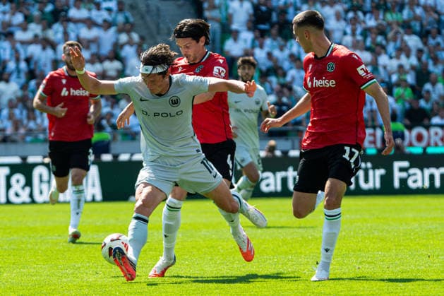 Hannover, Deutschland 16. August 2026: 2. BL - 2026 2027 - Sp. 2 - Hannover 96 gegen VfL Wolfsburg Im Bild: v. li. im Zweikampf Fabian Reese (VfL), Jean Hugonet (H96) und Bastian Allgeier (H96) DFL DFB regulations prohibit any use of photographs as image sequences and or quasi-video Heinz von Heiden Arena Niedersachsen *** Hanover, Germany, August 16, 2026, 2nd Bundesliga 2026–2027, Matchday 2: Hannover 96 vs. VfL Wolfsburg. Pictured, from left, in a tackle: Fabian Reese (VfL), Jean Hugonet (H96), and Bastian Allgeier (H96). DFL and DFB regulations prohibit any use of photographs as image sequences and or quasi-video. Heinz von Heiden Arena, Lower Saxony Copyright: xFotostandx xKruczynskix