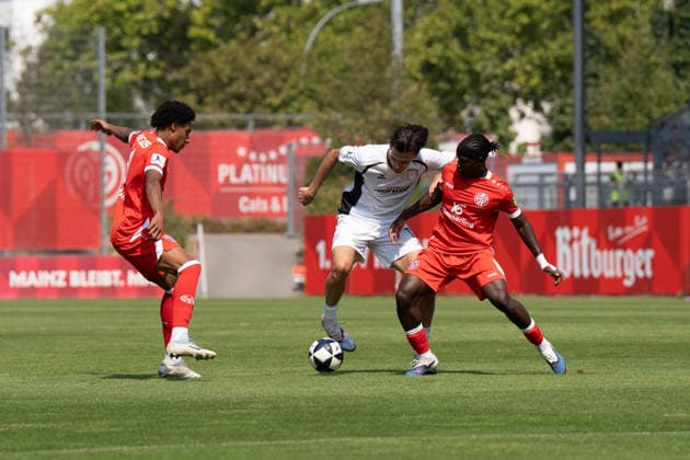 16.08.2026, xhfmx, Fussball Regionalliga Suedwest, FSV Mainz 05 U23 - FSV Frankfurt Filip Pandza (FSV Frankfurt, 22) im Zweikampf (DFL DFB REGULATIONS PROHIBIT ANY USE OF PHOTOGRAPHS as IMAGE SEQUENCES and or QUASI-VIDEO) Mainz *** August 16, 2026, xhfmx, Regionalliga Southwest soccer, FSV Mainz 05 U23 vs. FSV Frankfurt, Filip Pandza (FSV Frankfurt), age 22, in a tackle. DFL and DFB regulations prohibit any use of photographs as image sequences and or quasi-video. Mainz