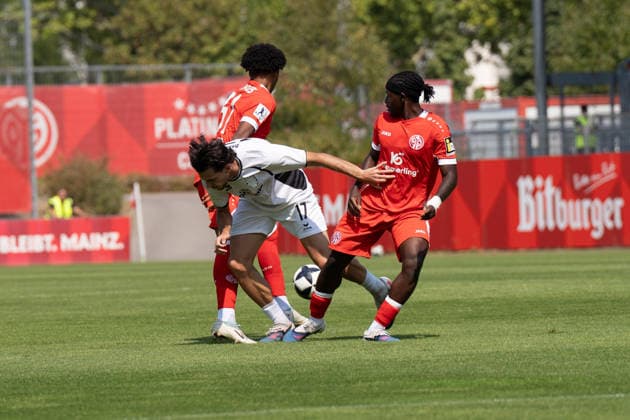 16.08.2026, xhfmx, Fussball Regionalliga Suedwest, FSV Mainz 05 U23 - FSV Frankfurt Filip Pandza (FSV Frankfurt, 22) im Zweikampf (DFL DFB REGULATIONS PROHIBIT ANY USE OF PHOTOGRAPHS as IMAGE SEQUENCES and or QUASI-VIDEO) Mainz *** August 16, 2026, xhfmx, Regionalliga Southwest soccer, FSV Mainz 05 U23 vs. FSV Frankfurt, Filip Pandza (FSV Frankfurt), age 22, in a tackle. DFL and DFB regulations prohibit any use of photographs as image sequences and or quasi-video. Mainz