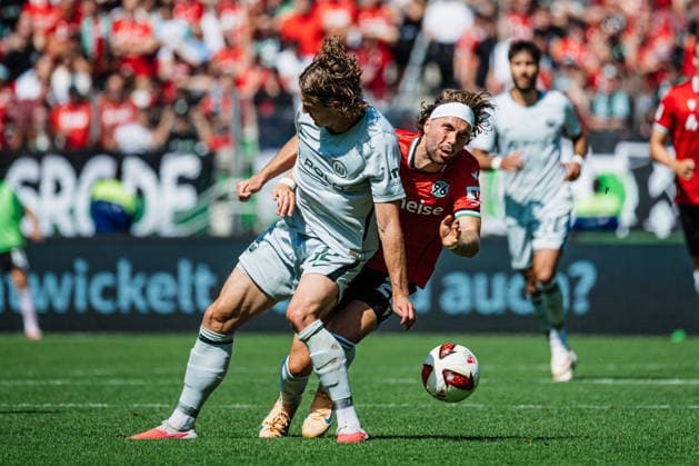 2. Bundesliga: Hannover 96 vs. VfL Wolfsburg, 16.08.2026 Kolja Oudenne (Hannover 96, 29) gegen Mattias Svanberg (VfL Wolfsburg, 32) im Zweikampf; Fußball, 2. Bundesliga, 2. Spieltag: Hannover 96 vs. VfL Wolfsburg am 16.08.2026 in der Heinz von Heiden Arena, Hannover DFL REGULATIONS PROHIBIT ANY USE OF PHOTOGRAPHS AS IMAGE SEQUENCES AND OR QUASI-VIDEO. *** 2. Bundesliga: Hannover 96 vs. VfL Wolfsburg, August 16, 2026. Kolja Oudenne (Hannover 96, 29) battles Mattias Svanberg (VfL Wolfsburg, 32) in a tackle. Soccer, 2. Bundesliga, Matchday 2: Hannover 96 vs. VfL Wolfsburg on August 16, 2026, at the Heinz von Heiden Arena, Hannover. DFL regulations prohibit any use of photographs as image sequences and or quasi-video. Copyright: xBEAUTIFULxSPORTS Tonhäuserx