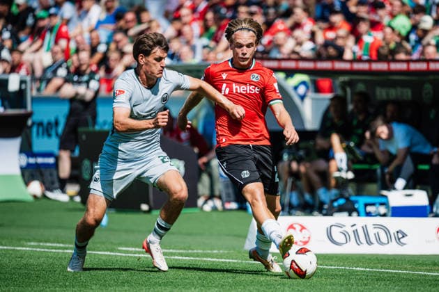 2. Bundesliga: Hannover 96 vs. VfL Wolfsburg, 16.08.2026 Joakim Maehle (VfL Wolfsburg, 21) gegen Lars Gindorf (Hannover 96, 25) im Zweikampf; Fußball, 2. Bundesliga, 2. Spieltag: Hannover 96 vs. VfL Wolfsburg am 16.08.2026 in der Heinz von Heiden Arena, Hannover DFL REGULATIONS PROHIBIT ANY USE OF PHOTOGRAPHS AS IMAGE SEQUENCES AND OR QUASI-VIDEO. *** 2. Bundesliga: Hannover 96 vs. VfL Wolfsburg, August 16, 2026—Joakim Maehle (VfL Wolfsburg, 21) battles Lars Gindorf (Hannover 96, 25) in a tackle. Soccer, 2. Bundesliga, Matchday 2: Hannover 96 vs. VfL Wolfsburg on August 16, 2026, at the Heinz von Heiden Arena, Hannover. DFL regulations prohibit any use of photographs as image sequences and or quasi-video. Copyright: xBEAUTIFULxSPORTS Tonhäuserx