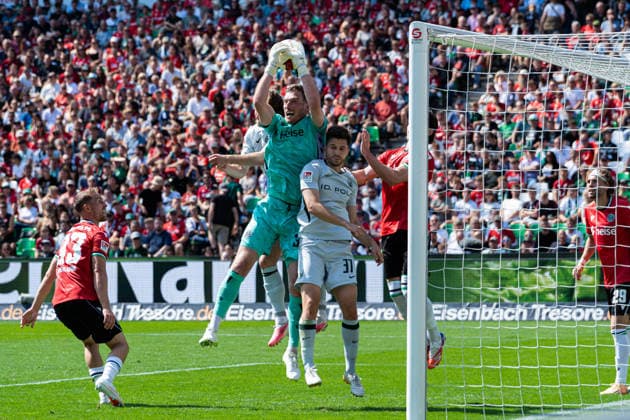 Hannover, Deutschland 16. August 2026: 2. BL - 2026 2027 - Sp. 2 - Hannover 96 gegen VfL Wolfsburg Im Bild: v. li. im Zweikampf Mattias Svanberg (VfL), Torwart Leo Weinkauf (H96), Elvis Rexhbecaj (VfL) und Jean Hugonet (H96) DFL DFB regulations prohibit any use of photographs as image sequences and or quasi-video Heinz von Heiden Arena Niedersachsen *** Hanover, Germany, August 16, 2026, 2nd Bundesliga 2026–2027, Matchday 2: Hannover 96 vs. VfL Wolfsburg. Pictured, from left, in a tackle: Mattias Svanberg (VfL), goalkeeper Leo Weinkauf (H96), Elvis Rexhbecaj (VfL), and Jean Hugonet (H96). DFL and DFB regulations prohibit any use of photographs as image sequences and or quasi-video. Heinz von Heiden Arena, Lower Saxony Copyright: xFotostandx xKruczynskix