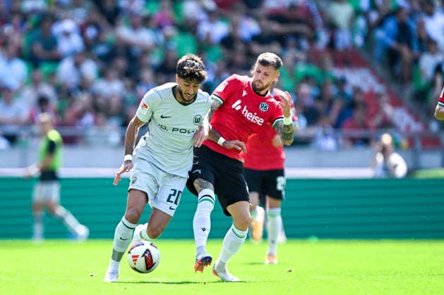 2. Bundesliga - Hannover 96 - VfL Wolfsburg am 16.08.2026 in der HDI Arena in Hannover Muhammed Damar (Wolfsburg) im Zweikampf gegen Marcel Hartel (Hannover) *** 2. Bundesliga: Hannover 96 vs. VfL Wolfsburg on August 16, 2026, at the HDI Arena in Hannover. Muhammed Damar of Wolfsburg battles for the ball against Marcel Hartel of Hannover. MT