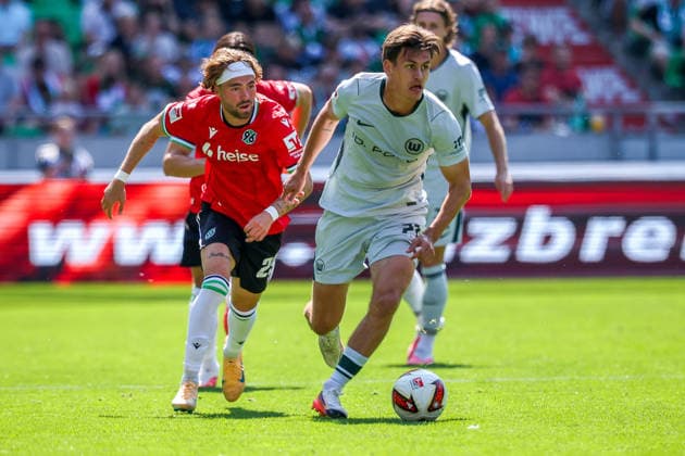 2026.08.16, xkwix, Fußball, 2. Bundesliga, Hannover 96 - VfL Wolfsburg, Heinz von Heiden Arena, 2.Spieltag, Saison 2026 2027: Kolja Oudenne (Hannover 96 29) im Zweikampf gegen Joakim Maehle (VfL Wolfsburg 21) DFB regulations prohibit any use of photographs as image sequences and or quasi-video. Photo: xKamilxWilkowskixPressefotoKochx Niedersachsen Deutschland *** August 16, 2026, xkwix, Soccer, 2. Bundesliga, Hannover 96 vs. VfL Wolfsburg, Heinz von Heiden Arena, Matchday 2, 2026–2027 Season: Kolja Oudenne of Hannover 96 (No. 29) in a tackle against Joakim Maehle of VfL Wolfsburg (No. 21). DFB regulations prohibit any use of photographs as image sequences and or quasi-video. Photo: xKamilxWilkowskixPressefotoKochx, Lower Saxony Germany
