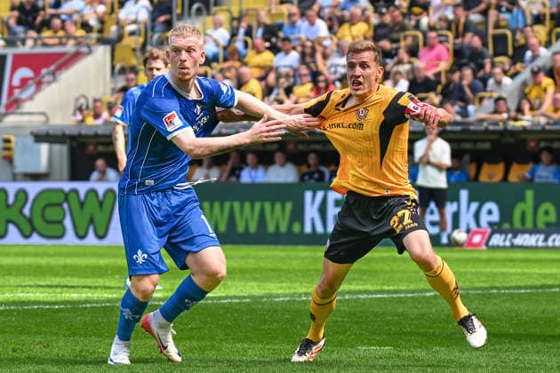 Fußball I Herren I Saison 2026-2027 I 2. Bundesliga I 2. Spieltag I SG Dynamo Dresden - SV Darmstadt 98 I 16.08.2026 Zweikampf Kai Klefisch (17, SV Darmstadt 98) und Niklas Hauptmann (27, SG Dynamo Dresden) ziehen sich gegenseitig am Trikot Dresden Rudolf-Harbig-Stadion (Lennestr. 12) Sachsen Deutschland *** Soccer I Men s I 2026–2027 Season I 2. Bundesliga I Matchday 2 I SG Dynamo Dresden vs. SV Darmstadt 98 I August 16, 2026 Tackle between Kai Klefisch (17), SV Darmstadt 98 and Niklas Hauptmann (27), SG Dynamo Dresden, pull on each other’s jerseys Dresden Rudolf Harbig Stadium Lennestr. 12 Saxony, Germany Copyright: xLobeca InesxHähnelx