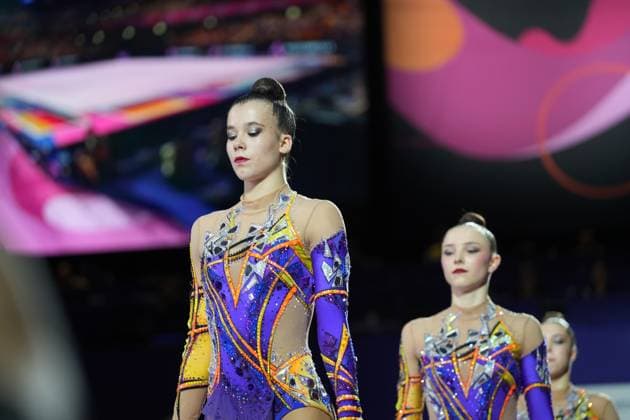 Drei Turnerinnen aus Deutschland in identischen lila-gelb-orangen Wettkampf-Leotards stehen konzentriert in der Festhalle Frankfurt. Die Athletinnen wirken fokussiert und in sich gekehrt vor ihrem Auftritt bei der Weltmeisterschaft der rhythmischen Sportgymnastik. Rhythmische Sportgymnastik WM 2026 – Turnerinnen vor ihrem Auftritt in der Festhalle Frankfurt *** Three gymnasts from Germany, wearing identical purple, yellow, and orange competition leotards, stand intently in the Festhalle Frankfurt. The athletes appear focused and absorbed in their thoughts before their performance at the 2026 Rhythmic Gymnastics World Championships – Gymnasts before their performance at the Festhalle in Frankfurt Copyright: xspeedshotx
