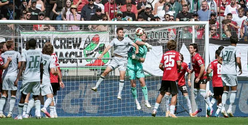 Foto : Torhüter Leo Weinkauf (H 96) rettet gegen Elvis REXHBECAJ (Wolfsburg) Fussball 2. Liga , 2. Spieltag am So. 16.08.2026 Hannover 96 - VfL Wolfsburg *** Photo: Goalkeeper Leo Weinkauf of Hannover 96 makes a save against Elvis REXHBECAJ. Wolfsburg Soccer 2nd Division, Matchday 2 on Sun, Aug 16, 2026. Hannover 96 vs. VfL Wolfsburg